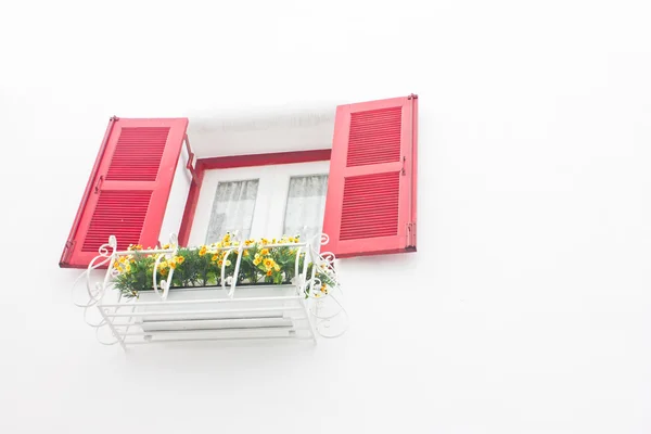 Rotes offenes Fenster mit weißer Wand. — Stockfoto