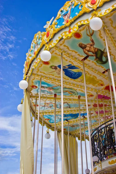Carousel mennyezet kék ég푸른 하늘 가진 회전 목마의 천장. — Stock Fotó