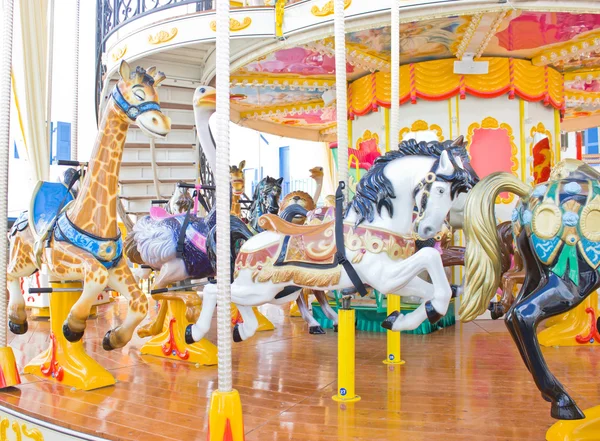 Карусельная лошадь на традиционной веселой ярмарке . — стоковое фото