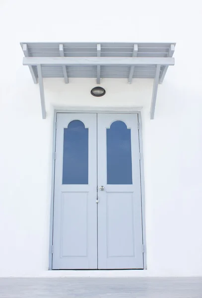 Cerrar puerta gris con edificio blanco . —  Fotos de Stock