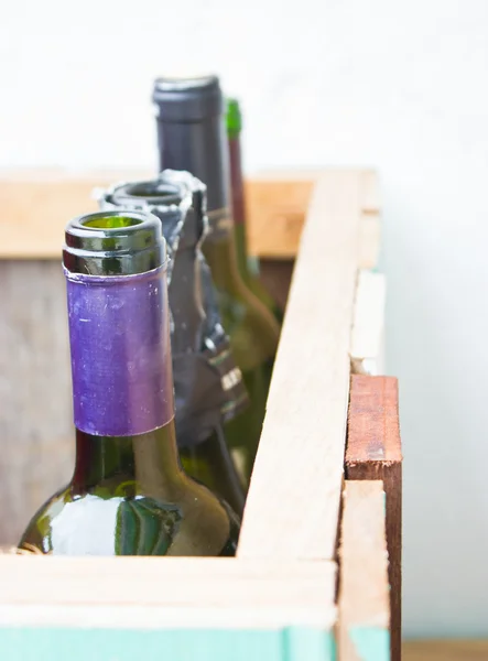 Fából készült láda üres a vine palackok. — Stock Fotó