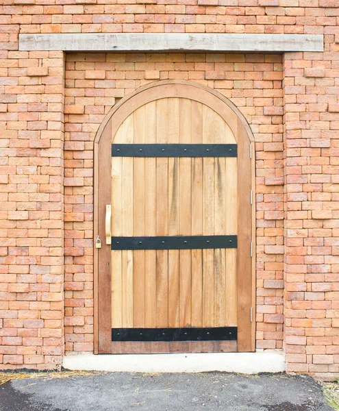Puerta de madera cerrada con pared de ladrillo . —  Fotos de Stock