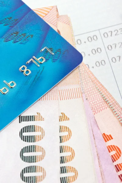 Creditcard, Thaise bankbiljetten met bankboekjes. — Stockfoto