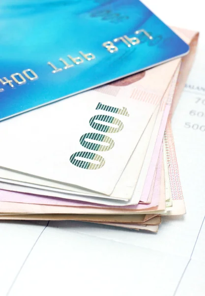 Tarjeta de crédito, billetes de banco tailandeses con libreta . —  Fotos de Stock