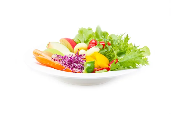 Mélanger les légumes frais dans une assiette isolée sur fond blanc . — Photo