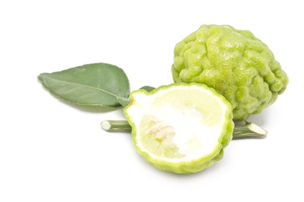 Kaffir lime με φύλλα που απομονώνονται σε λευκό φόντο. — Φωτογραφία Αρχείου