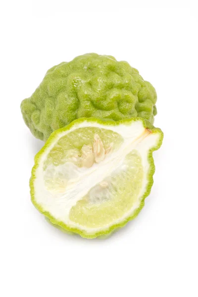 Kaffir lime απομονωμένο σε λευκό φόντο. — Φωτογραφία Αρχείου