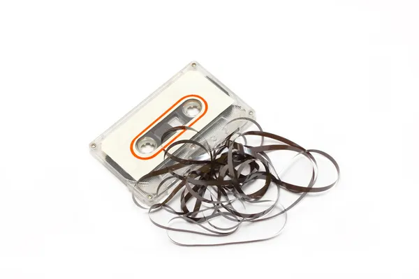 Gebroken audio cassette met label geïsoleerd op witte achtergrond. — Stockfoto