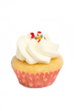 Beyaz arka plan üzerinde izole sprinkles ile cupcake.