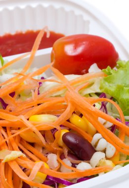 Beyaz plastik kutu taze salata.