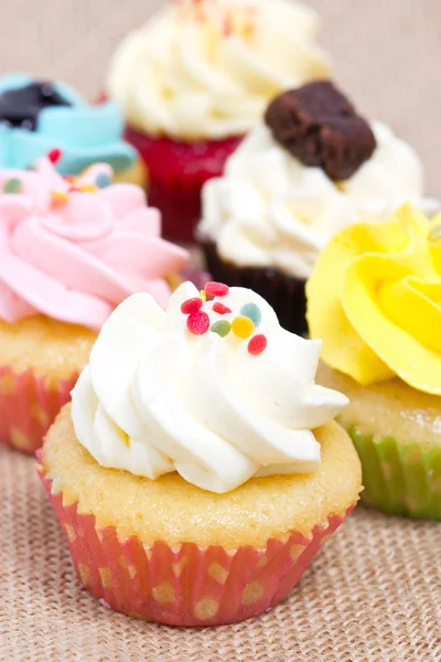 Grupo de cupcakes con aspersiones. DOF poco profundo . — Foto de Stock