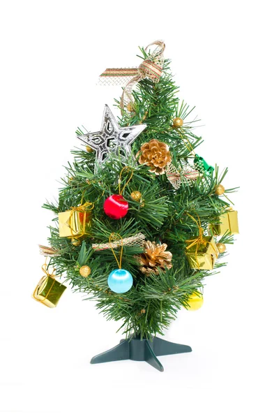 Albero di Natale con ornamenti rossi isolati su bianco . — Foto Stock