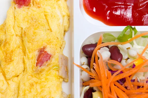 Omelette with fresk salad in white plastic box. — Stock Photo, Image