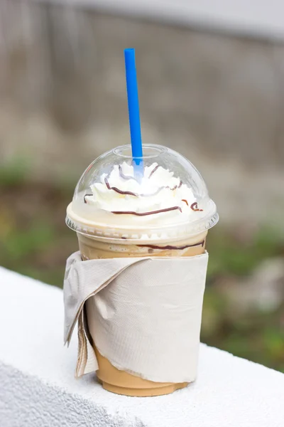 Cappuccino frappe com chantilly e xarope de chocolate toppin — Fotografia de Stock