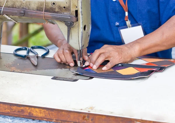 Sastre trabajando en una máquina de coser vintage . — Foto de Stock