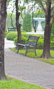 sessiz parkta bankta.