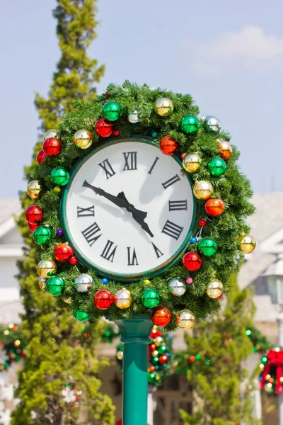 Orologio decorazione palle di Natale . — Foto Stock