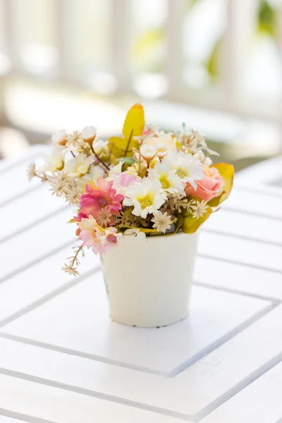 Belles fleurs en plastique dans un vase métallique . — Photo