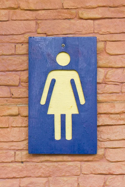 Kadın tuvalet işareti tuğla duvar. — Stok fotoğraf