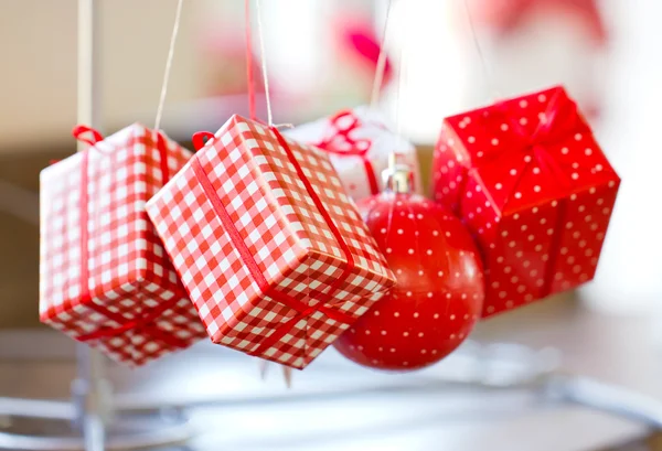 Geschenkboxen dekoriert mobile. — Stockfoto