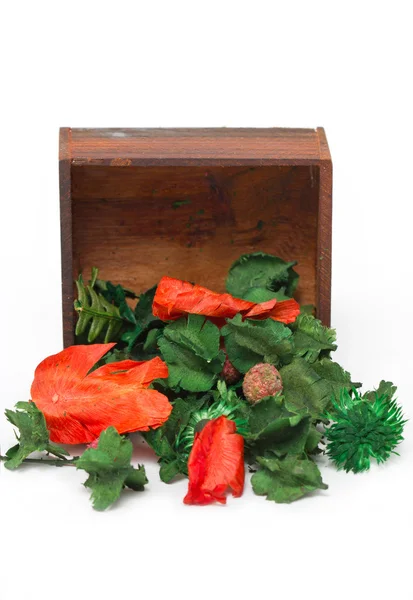 白の背景に隠れて上に分離されて木製の箱でアロマセラピーの乾燥花のコンポジション — ストック写真