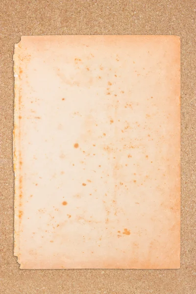 Tablero de madera con nota adhesiva en blanco . — Foto de Stock