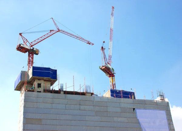 Chantier de construction avec grue et bâtiment. — Photo