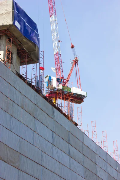 Chantier de construction avec grue et bâtiment. — Photo