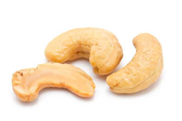 Cashewnoten geïsoleerd op witte achtergrond. — Stockfoto