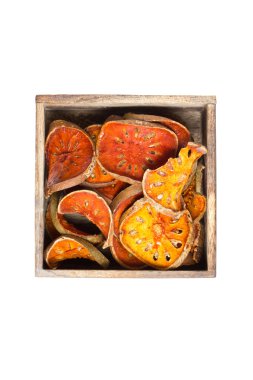 ahşap kutu ile kurutulmuş bael meyve dilimleri.