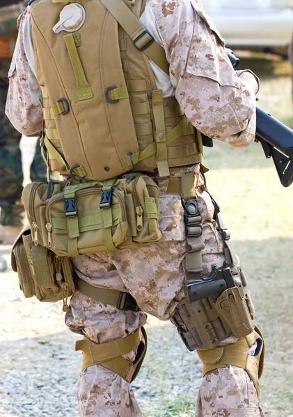 Achterzijde van een mannen in militaire camouflage uniform. — Stockfoto