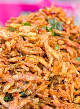 Çıtır çıtır kızarmış balık yığını