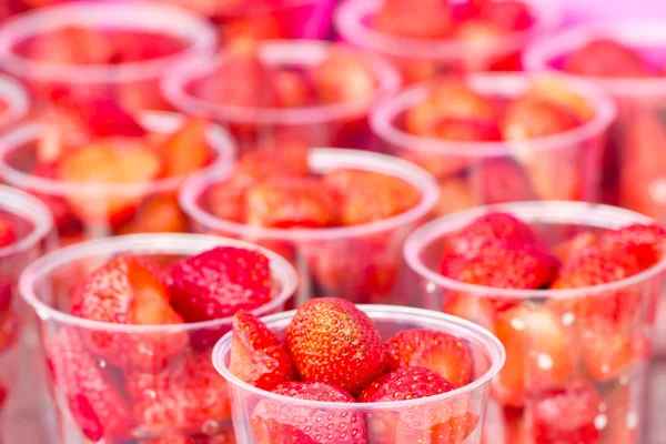 Fresa fresca en vasos de plástico transparentes . —  Fotos de Stock