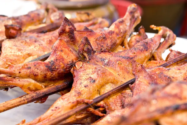 Roasting chicken in market. — Stock Photo, Image