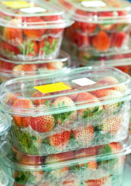 Pazar kapalı plastik kutulara taze çilek.