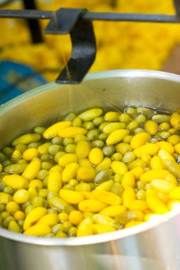 bir tencerede koza ipek yapmak hazırlamak.