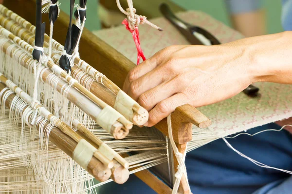 Máquina tejida de seda con mano . — Foto de Stock