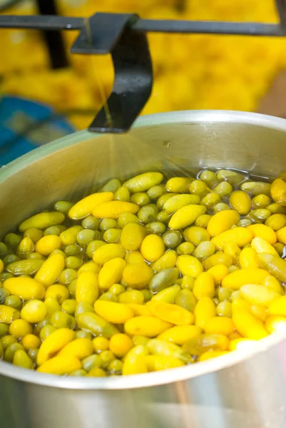 bir tencerede koza ipek yapmak hazırlamak.