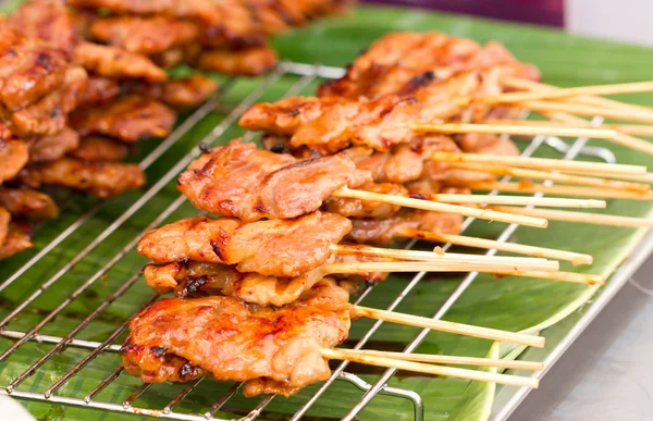 Thaise stijl bbq varkensvlees op metalen zeef. — Stockfoto