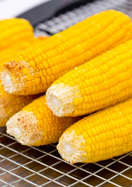 Zlaté žluté kukuřice pečené na grilu. — Stock fotografie