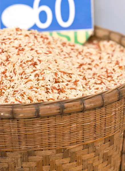 Mezclar el arroz crudo en la cesta de bambú . — Foto de Stock