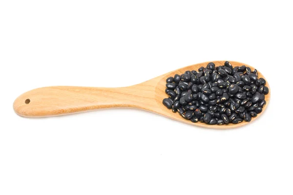 Frijoles negros con cuchara de madera — Foto de Stock