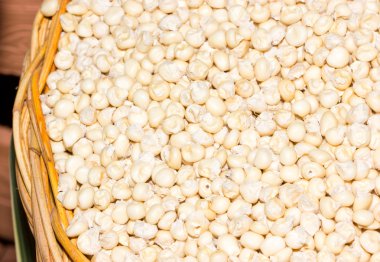 yığın bambu sepet içinde Kuru Mısır.