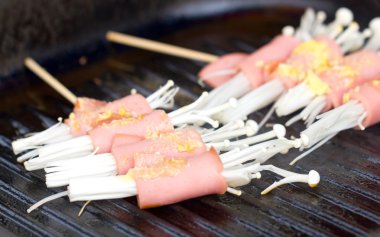 pastırma ile Flammulina velutipes ızgara.