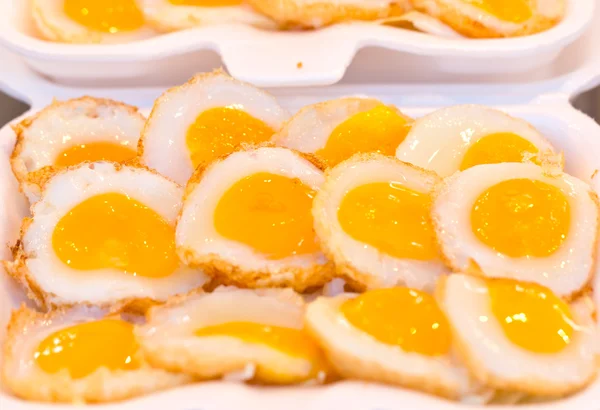 Huevo de codorniz frito con placa de espuma . —  Fotos de Stock