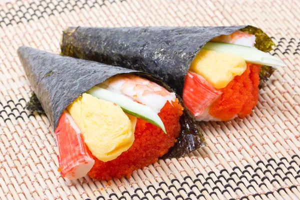 Sushi temaki arrotolato a mano — Foto Stock