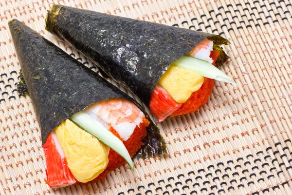 Sushi temaki arrotolato a mano — Foto Stock