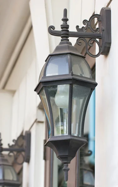 Antike Außenwandlampe. — Stockfoto