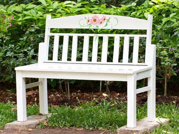 White wooden chair in garden. — Stock Photo, Image