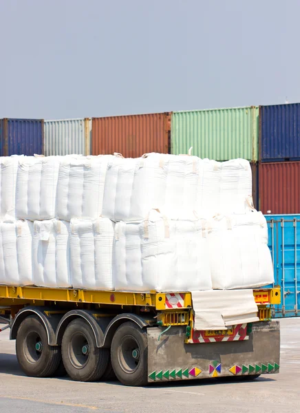 Транспортировка грузов в порту . — стоковое фото